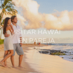 Pareja disfrutando del atardecer en una playa de Hawaii, siguiendo las mejores recomendaciones para viajar a Hawaii de Be México.