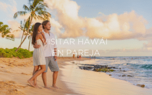 Pareja disfrutando del atardecer en una playa de Hawaii, siguiendo las mejores recomendaciones para viajar a Hawaii de Be México.